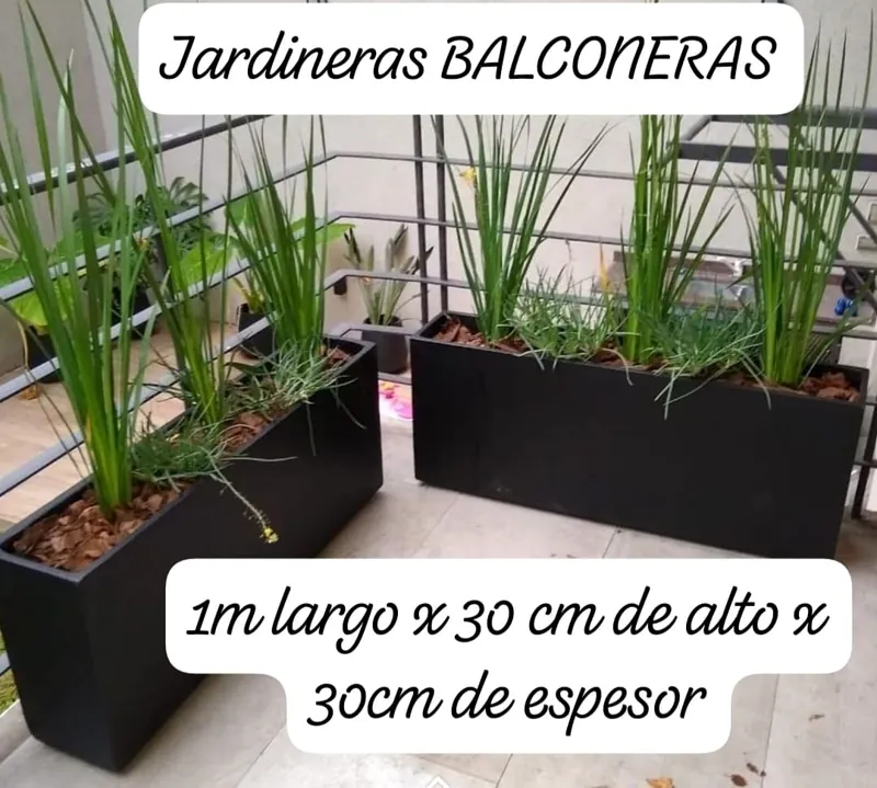 Jardineras balconeras de fibrocemento negras con plantas